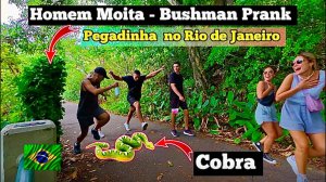 Розыгрыш двойной испуг с человеком комок и змея пугает людей в Рио-де-Жанейро