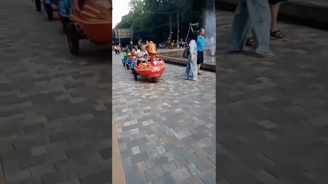 Девочки катаются в парке. Лето 2024