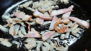 Салат из рукколы с беконом и сыром фета