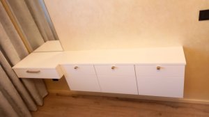 Белый шкаф с золотистыми ручками, консоль и тумба на балкон