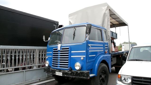 Questo vecchio camion aspettava di avere una nuova casa FIAT 682 - 122 смотреть онлайн