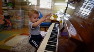 Владислав, 1 год 4 месяца. Высоко и низко. Знакомство с клавиатурой.