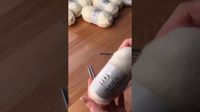 Начинаем вязать жилет с косами смотреть онлайн