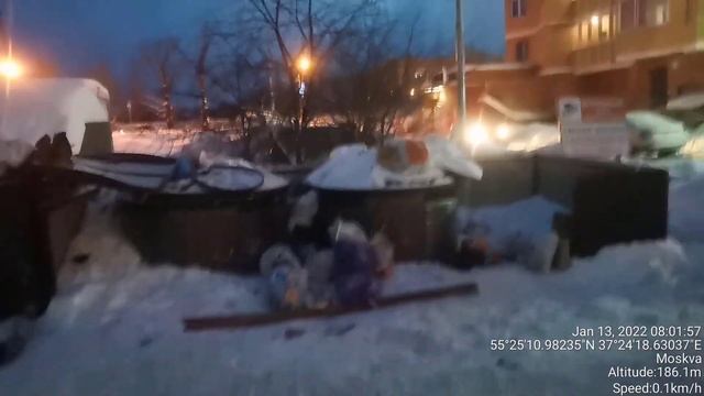 Состояние мусорки возле домов №52 и №53. Как ловкие ручки забирают наши денежки... смотреть онлайн