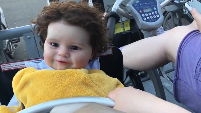 Улетели в Минск с реборном |Катаемся на велосипеде с ребороном! смотреть онлайн