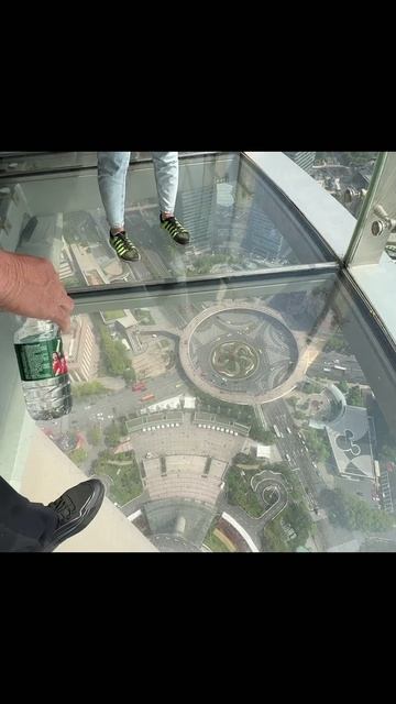 Стеклянны пол на огромной высоте в Китае