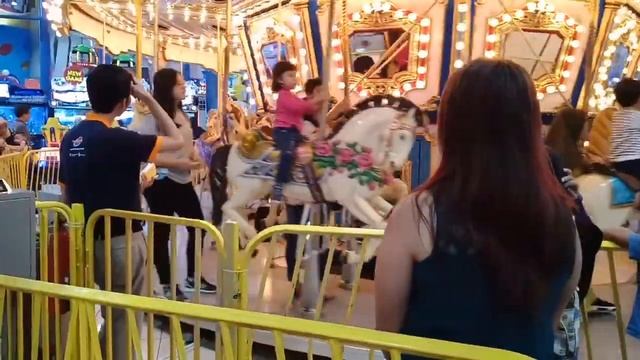 Naik Carousel di Time Zone смотреть онлайн