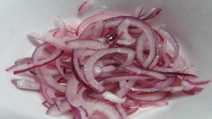 Салат с фасолью маринованным луком и помидором