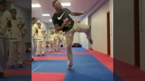 Специальная_разминка_для_удара_ног