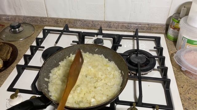 Сегодня на ужин муж приготовил рыбу по еврейски \ в луковом соусе.