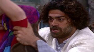 Catarina percebe cheiro de perfume de Marcela em Petruchio e surta! | O Cravo e a Rosa | TV Globo