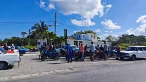 очередь на заправку на Кубе