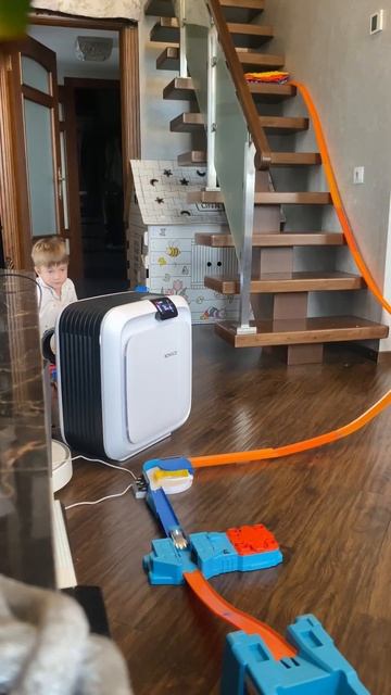 Огромный трек HotWheels дома смотреть онлайн