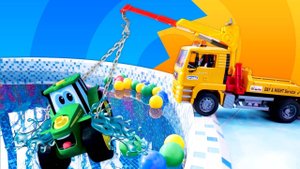 Зеленый трактор упал в бассейн. Чиним машинки — Видео про игрушки для мальчиков