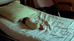 Медсестра забыла покормить отказного малыша, и он тихонько плакал один!