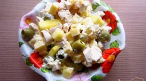 Салат с курицей, оливками и ананасами