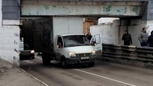 Царицыно. Газель застряла под мостом