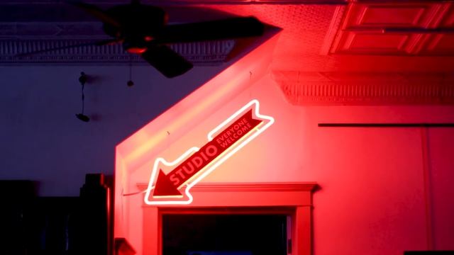 WCAC Moving Stills: Neon Arrow (extended) смотреть онлайн