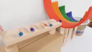 Горка с водой и шариками ☆ Разноцветная радужная трасса и прозрачный слайдер - Видео для детей!