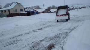 Трактор т-16 немножко снег почистили