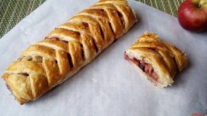 Пирог из слоёного теста с яблоками и вишней