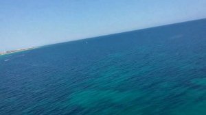 Тунис. Средиземное море. Остров Джерба. Полёт на парашюте над морем. Море и пляж с высоты.