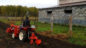 Вспашка плугом на мини-тракторе Yanmar f 16 d