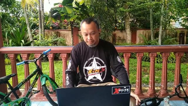 LIVE WITH IRIUN WEBCAM APP. смотреть онлайн