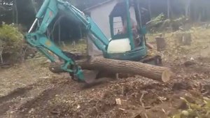 Работа захватом на миниэкскаваторе