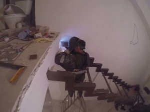 Монтаж металлического каркаса лестницы открытого типа
