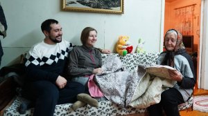 КУПИЛ 2 ДОМА В ДЕРЕВНЕ ｜ ПРИШЛА ПОСЫЛКА ОТ ЗРИТЕЛЕЙ ｜ НАПЕКЛИ ХЛЕБА, УГОСТИЛИ БАБУШКУ