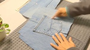 How to Make a Simple Minimalist Denim Crossbody Bag with Zipper Out of Old Jeans | Upcycle Craft