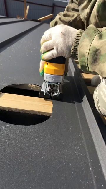 Без проводов и без проблем: как выпилить обрешетку кровли аккумуляторным лобзиком Dewalt