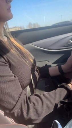 Красивая девушка за рулем китайского авто