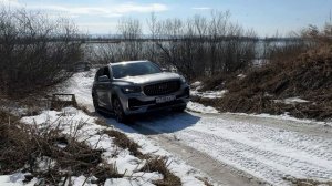 Входят в бой: JAECOO J8 против Geely Monjaro — кто победит в испытании на скользкой горке?