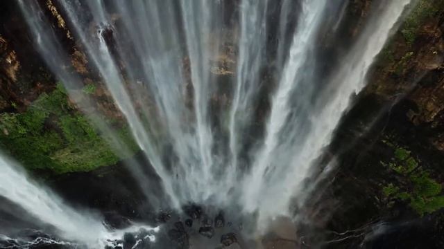 Водопад в ущелье смотреть онлайн