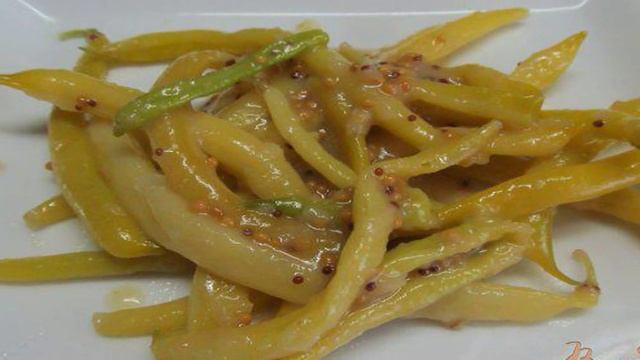 Салат из стручковой фасоли с печеным чесноком
