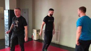 Основы прикладного ножевого боя: упражнение на формирование устойчивости в разносторонней стойке