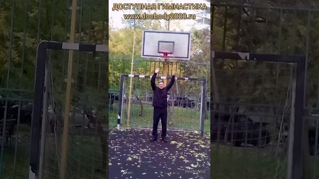 Упражнения с деревянным шестом на игровой площадке (4)