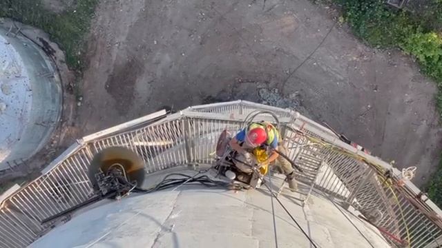 Работа альпиниста с гидравлической алмазной пилой.