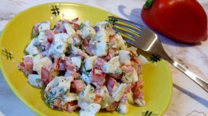 Яичный салат с красным сладким перцем и сыром