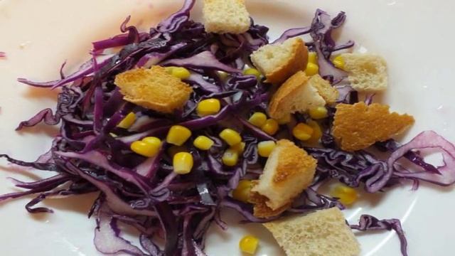 Салат из краснокачанной капусты с отварной кукурузой