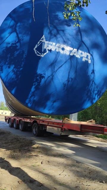 выгружает огромную бочку  я бы из неё бассейн сделал  а вы ?