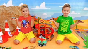 Влад и Ники играют с игрушечными машинками и строят гоночную трассу! Видео для детей.