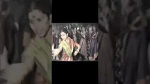 Йоги танцуют в присутствии Шри Матаджи