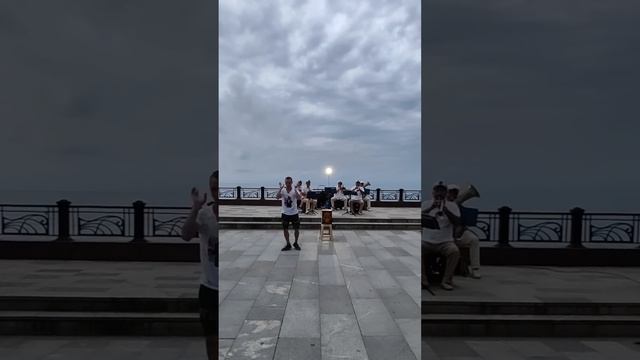 Вечерние гуляния в Судаке Танцы шманцы с музыканиами 🚂 Мариуполь-Судак смотреть онлайн