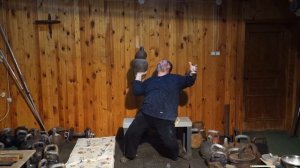 ЖИМ ЦАРСКИХ ГИРИ НА ГИРЕ НА ЛАДОНИ ВНУТРЕННИМ ЗАХВАТОМ СИДЯ 3 ПУДА+1 ПУД=65,4 КГ