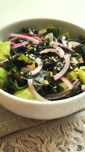 Сыроедный салат "морской" из водорослей вакамэ