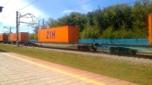 Электровоз 2ЭС6 с вагонами платформа