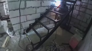 Монтаж каркаса лестницы закрытого типа